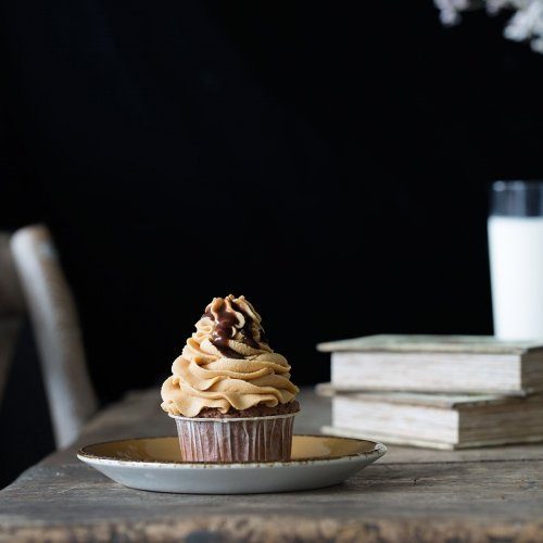 Schokoladen-Cupcakes mit Erdnussbutter-Frosting und Salzkaramell ...