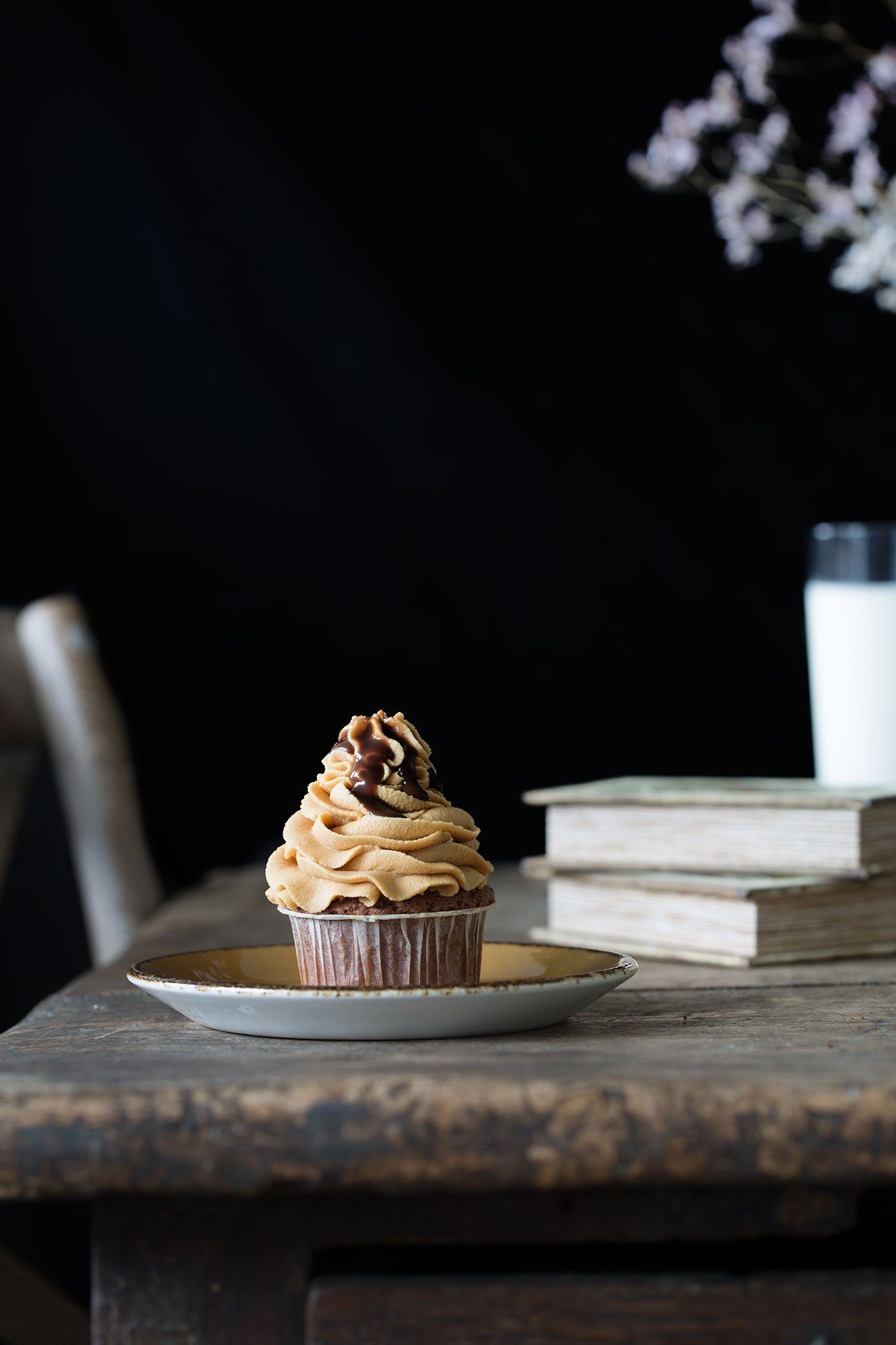 Schokoladen-Cupcakes mit Erdnussbutter-Frosting und Salzkaramell ...