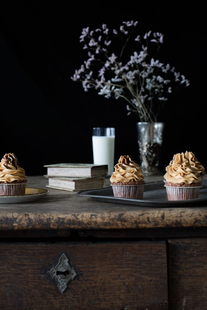 Schokoladen-Cupcakes mit Erdnussbutter-Frosting und Salzkaramell ...