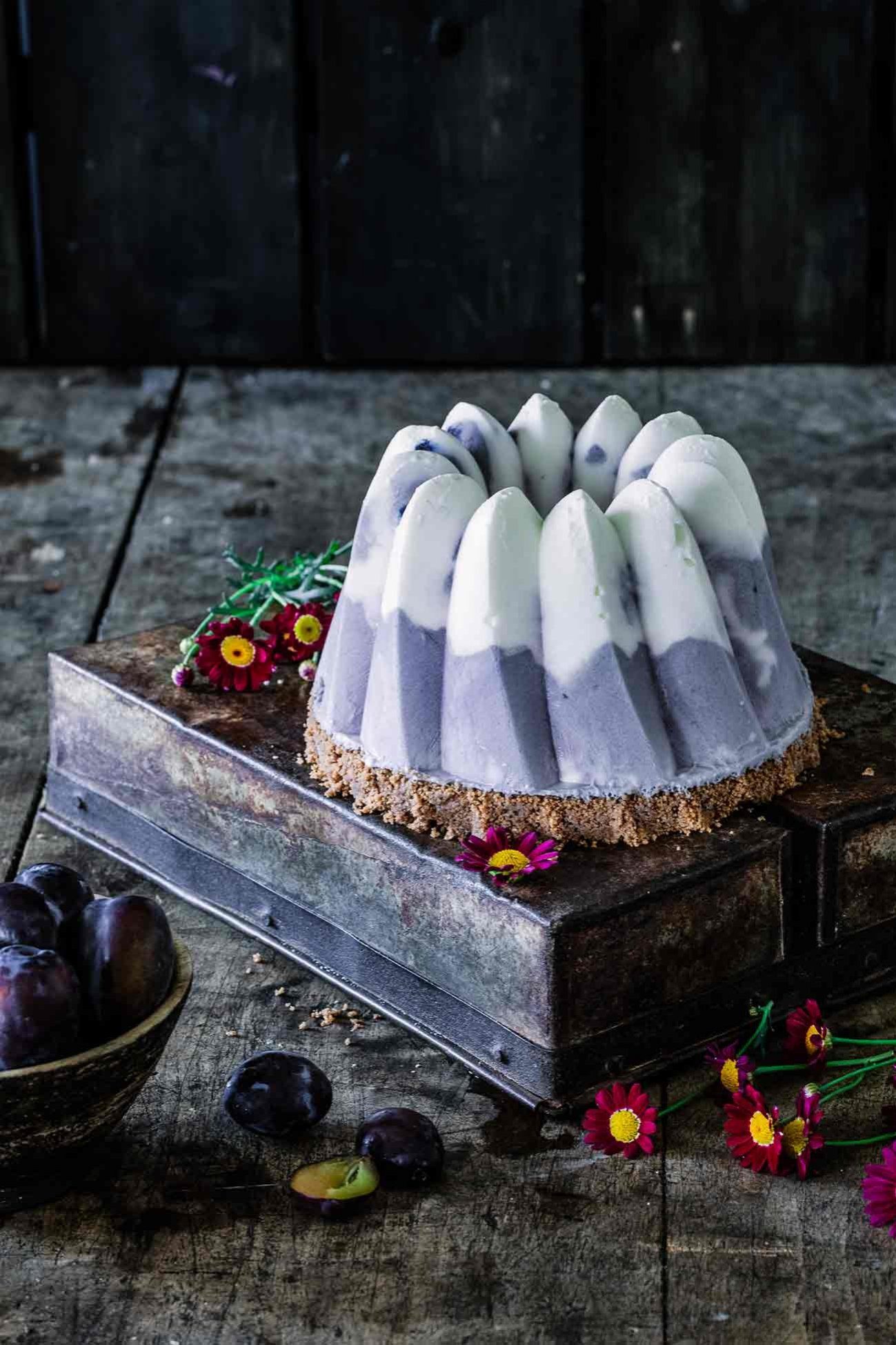Eis-Gugelhupf mit gerösteten Pflaumen - Patrick Rosenthal