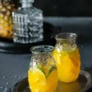 Ananas-Zitrus Limonade Erfrischung bitte! Eiskalt! Könnt ihr haben. Mit einer selbstgemachten Limonade ist der Sommer doch noch viel viel schöner.