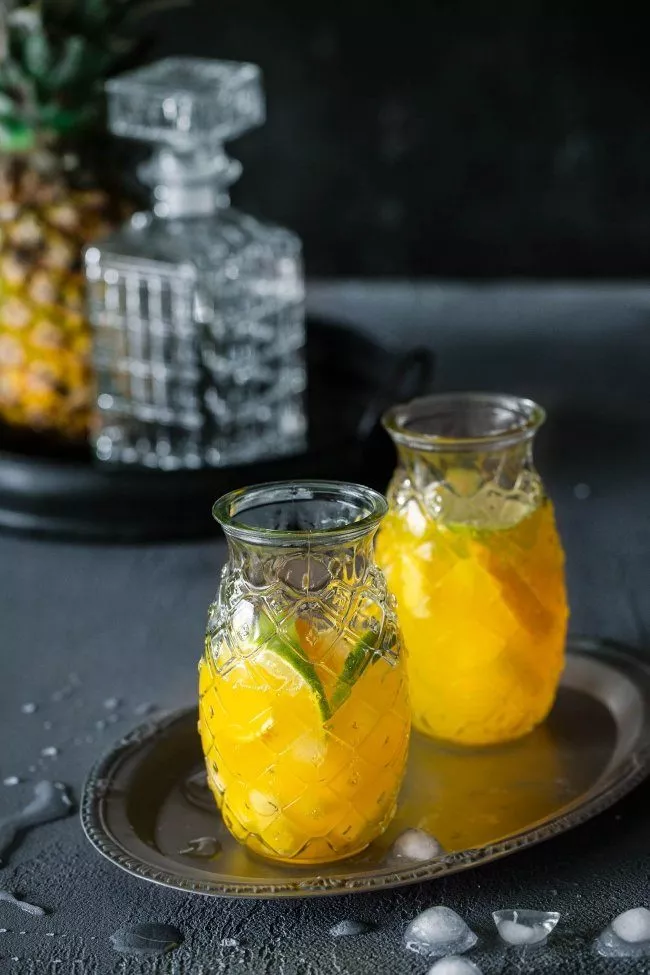 Ananas-Zitrus Limonade Erfrischung bitte! Eiskalt! Könnt ihr haben. Mit einer selbstgemachten Limonade ist der Sommer doch noch viel viel schöner.