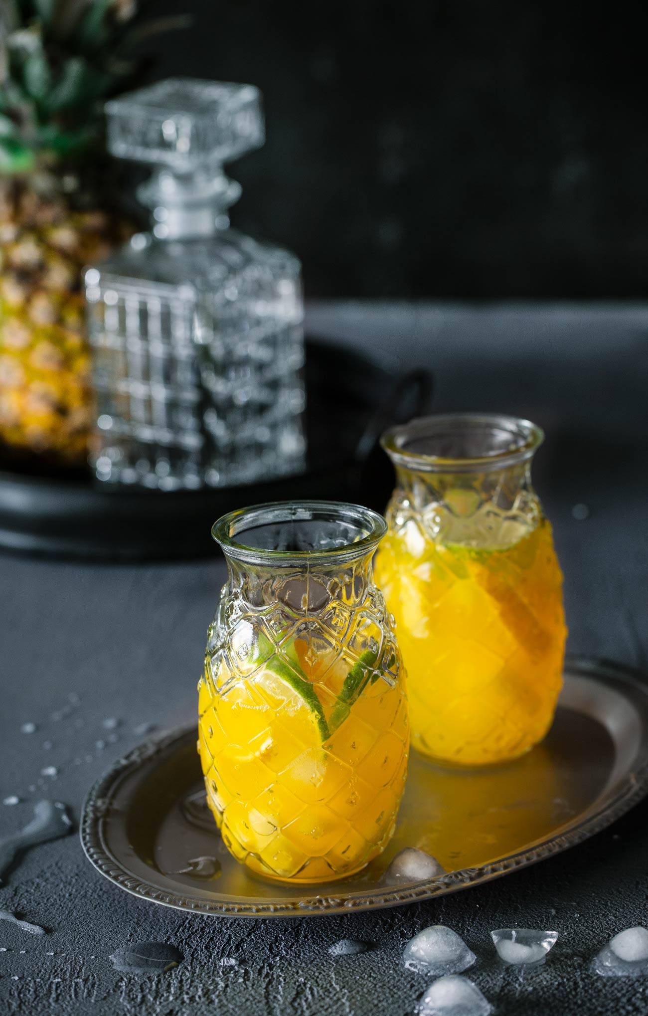 Ananas-Zitrus Limonade Erfrischung bitte! Eiskalt! Könnt ihr haben. Mit einer selbstgemachten Limonade ist der Sommer doch noch viel viel schöner. 