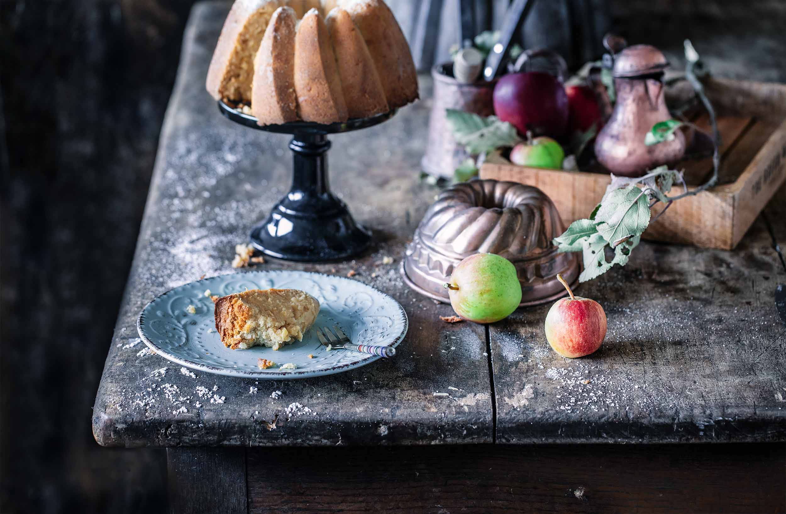 Apfel-Kokos Gugelhupf Ich bin von Kopf bis Fuß auf Äpfel eingestellt...und sonst gar nichts. Na, das stimmt nicht so ganz, denn ein wenig Kokos und Zimt können die Äpfel schon vertragen.