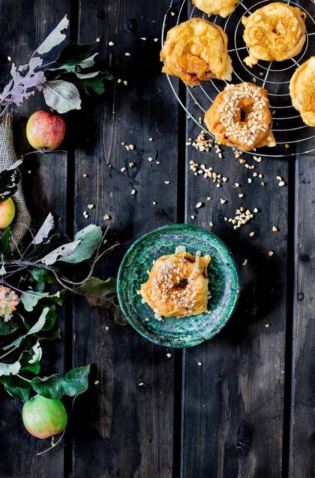 Ich liebe die Apfel-Saison. Auch wenn die Apfelbäume vorm Haus recht stabil aussehen, sind die Zeiten vorbei, dass ich mich auf einen Ast schwinge, meine Beine baumeln lasse und in einen knackigen Apfel beiße. Heute sammele ich sie lieber auf und verarbeite sie zu leckeren Speisen. Greift zu. Es ist genug für Alle da.