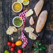 Mein Italien-Moment Ein frisches, krosses Brot getunkt in Olivenöl-Dips und dazu eine große Portion Pasta. Mehr braucht es nicht um für einen Moment Genuss-Glücklich zu sein. Kennt Ihr oder? Auf dem Blog erwarten Euch heute schnell gemachte Olivenöl-Brote, frische Dips und einen italienischen Pasta-Klassiker.