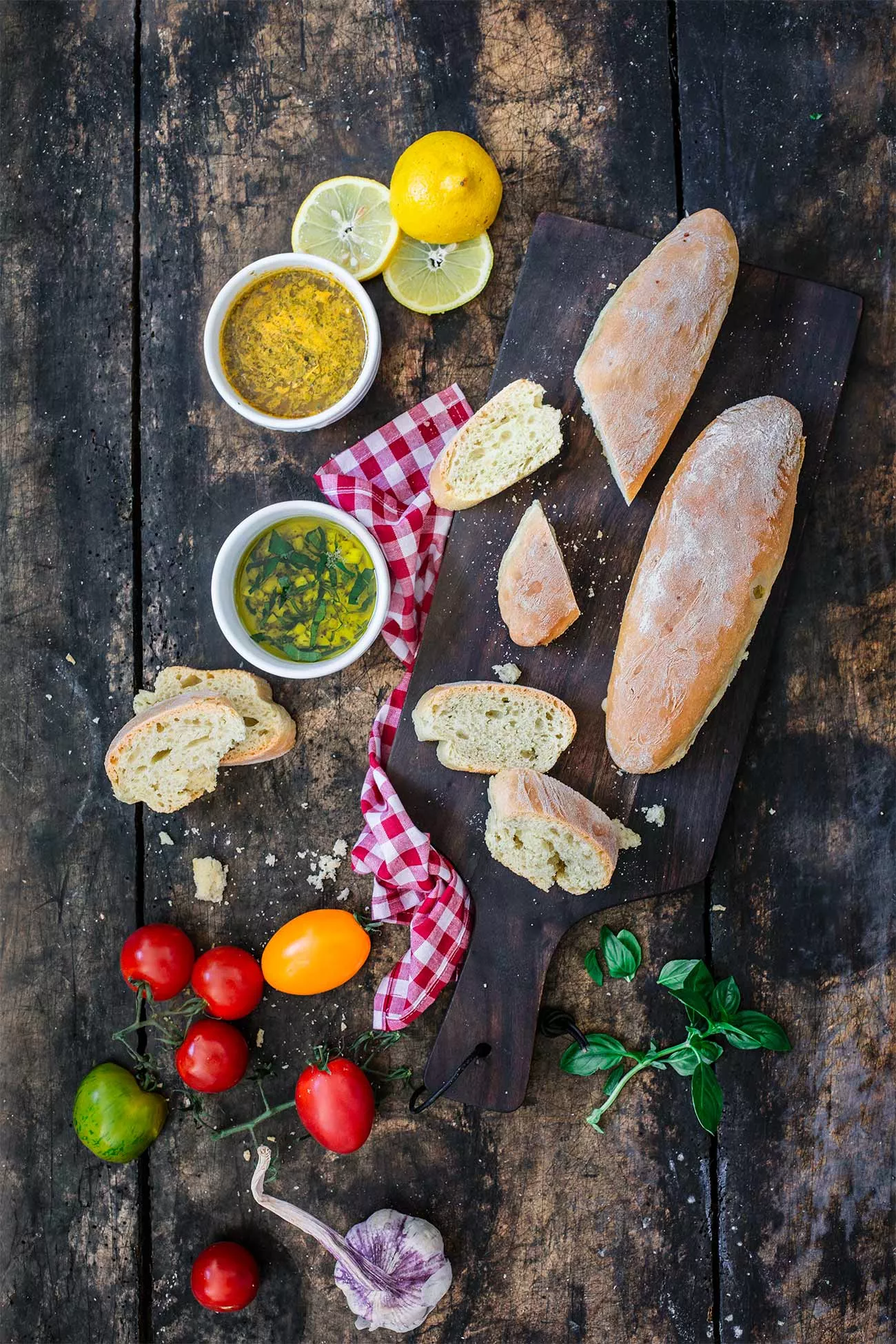 Mein Italien-Moment Ein frisches, krosses Brot getunkt in Olivenöl-Dips und dazu eine große Portion Pasta. Mehr braucht es nicht um für einen Moment Genuss-Glücklich zu sein. Kennt Ihr oder? Auf dem Blog erwarten Euch heute schnell gemachte Olivenöl-Brote, frische Dips und einen italienischen Pasta-Klassiker.
