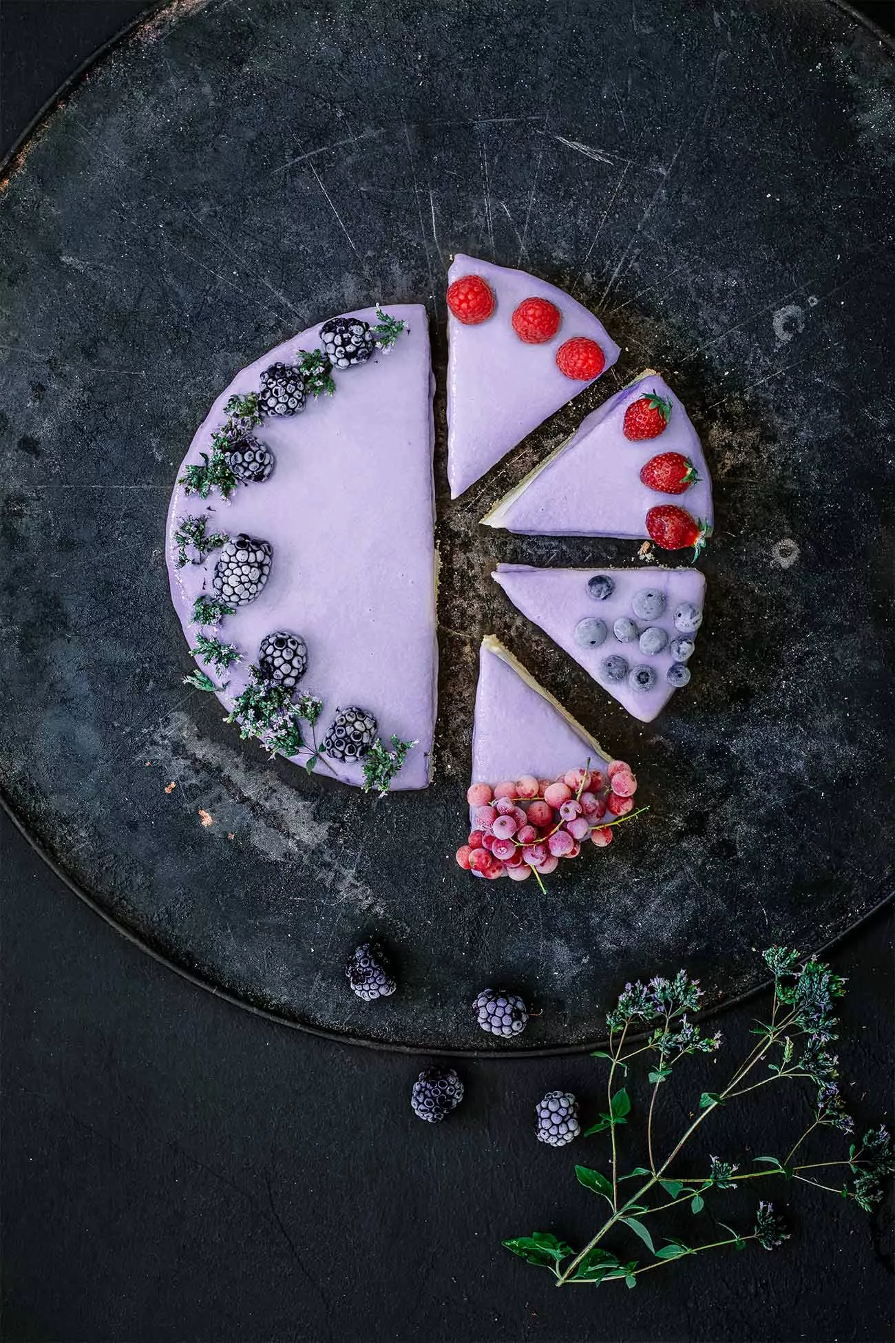 Brombeer „no-bake“ Cheesecake Der Backofen bleibt noch aus. Wahrscheinlich bekomme ich schon bald Post von meinem Stromlieferanten mit der Anfrage ob ich überhaupt noch hier wohne, denn normalerweise ist mein Backofen im Dauereinsatz. Aber bei den tollen Temperaturen ist doch so ein eisgekühlter Cheesecake genau das Richtige oder? 