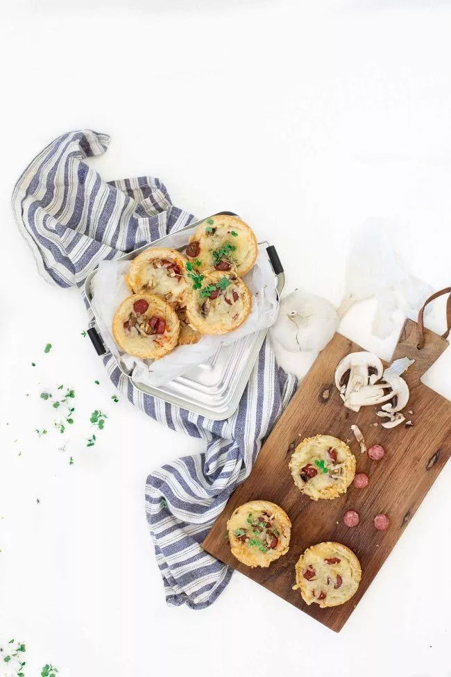 Schnell gemachte Knoblauch-Pizzabrote Mit einem „Haps“ sind sie im Mund. Köstlich! Die perfekten „Kleinen“ für die Brotbox oder für den Grillabend. Knoblauchbrot aus Toastbrot mit Deinen Lieblingszutaten.