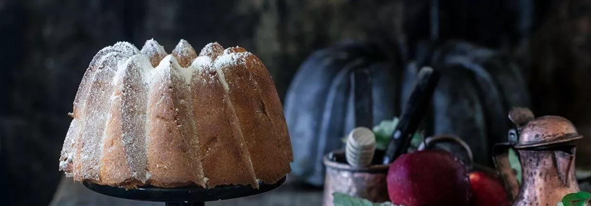 Apfel-Kokos Gugelhupf Ich bin von Kopf bis Fuß auf Äpfel eingestellt...und sonst gar nichts. Na, das stimmt nicht so ganz, denn ein wenig Kokos und Zimt können die Äpfel schon vertragen.