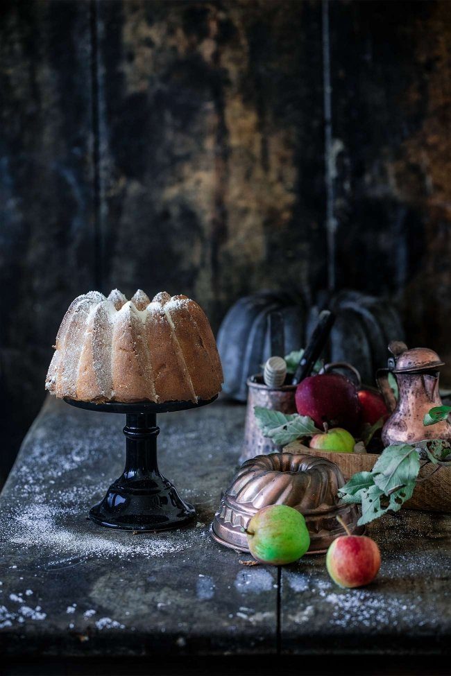 Apfel-Kokos Gugelhupf Ich bin von Kopf bis Fuß auf Äpfel eingestellt...und sonst gar nichts. Na, das stimmt nicht so ganz, denn ein wenig Kokos und Zimt können die Äpfel schon vertragen.