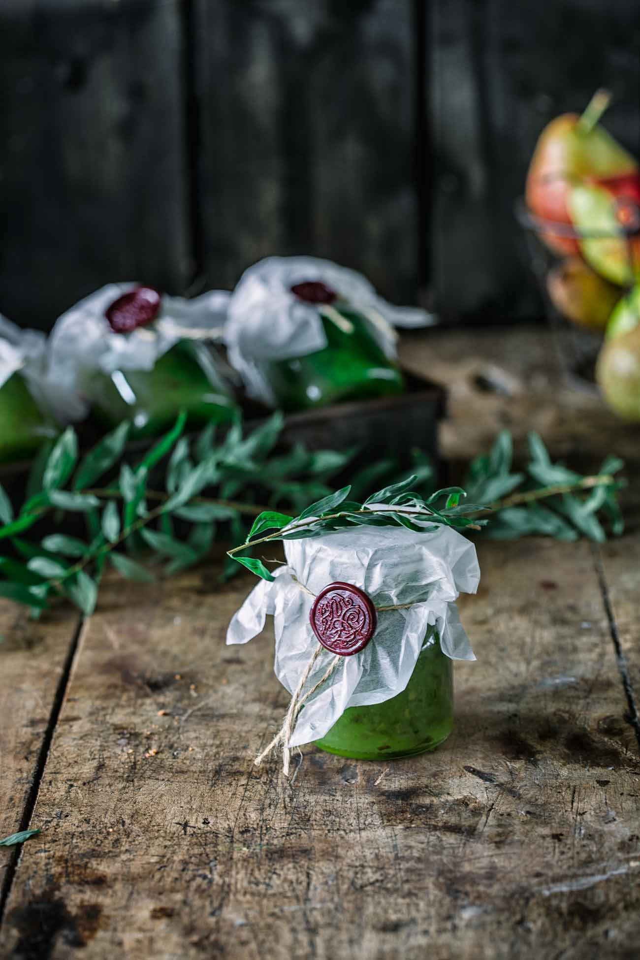 Birnen-Gurken Marmelade  Heute wird es Grün! Eine grüne Mischung aus Birne, Gurke und Matcha. So schön grün, dass ich direkt ein paar Gläschen als Geschenk verpackt habe. 