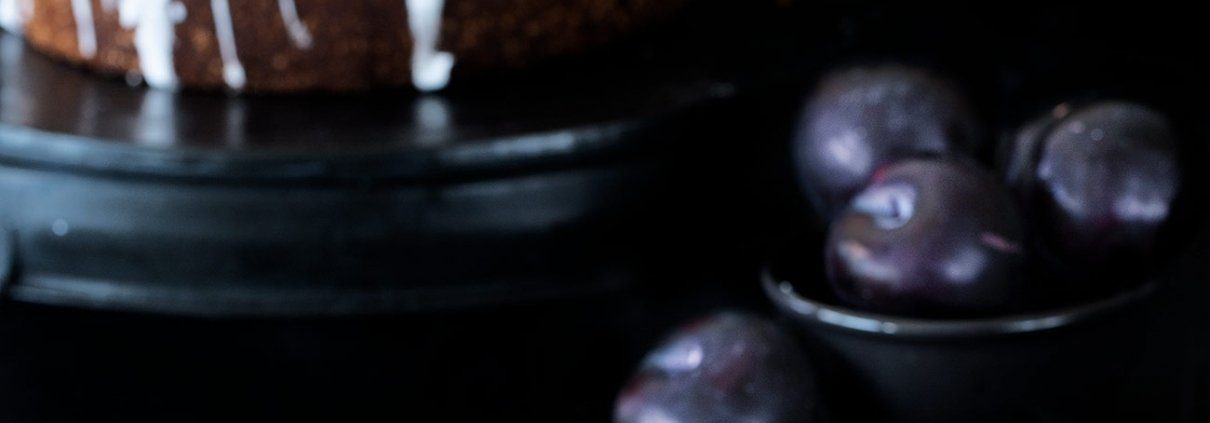 Zitronen-Cashew Pflaumenkuchen Die Außentemperatur hat sich etwas abgekühlt, der Backofen durfte seinen Betrieb wieder aufnehmen. Yippie! Saftige Pflaumen, knackige Cashewkerne und etwas Zitrone haben es in den Kuchen geschafft.