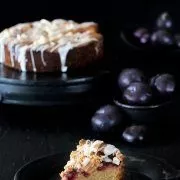 Zitronen-Cashew Pflaumenkuchen Die Außentemperatur hat sich etwas abgekühlt, der Backofen durfte seinen Betrieb wieder aufnehmen. Yippie! Saftige Pflaumen, knackige Cashewkerne und etwas Zitrone haben es in den Kuchen geschafft.