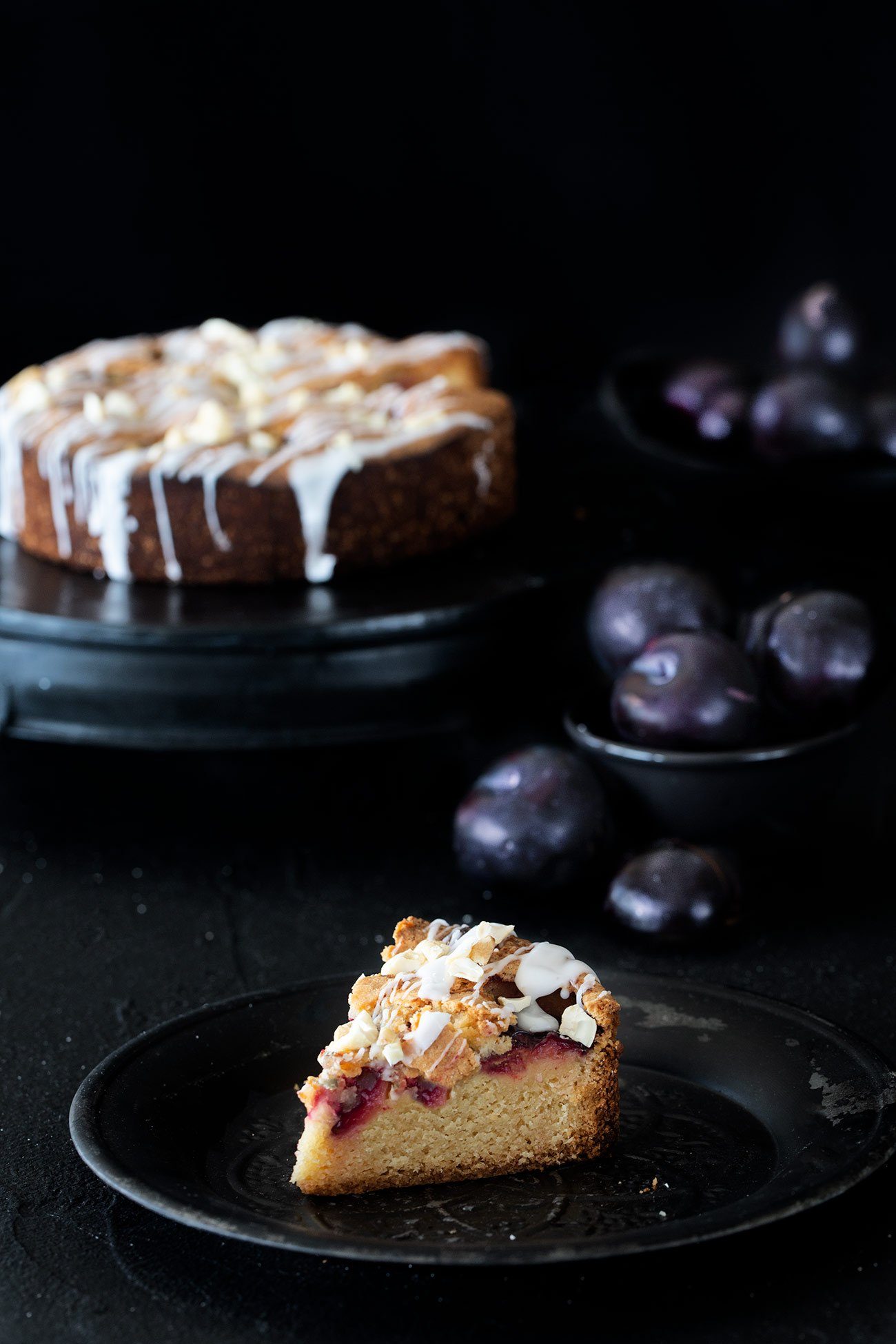 Zitronen-Cashew Pflaumenkuchen Die Außentemperatur hat sich etwas abgekühlt, der Backofen durfte seinen Betrieb wieder aufnehmen. Yippie! Saftige Pflaumen, knackige Cashewkerne und etwas Zitrone haben es in den Kuchen geschafft. 