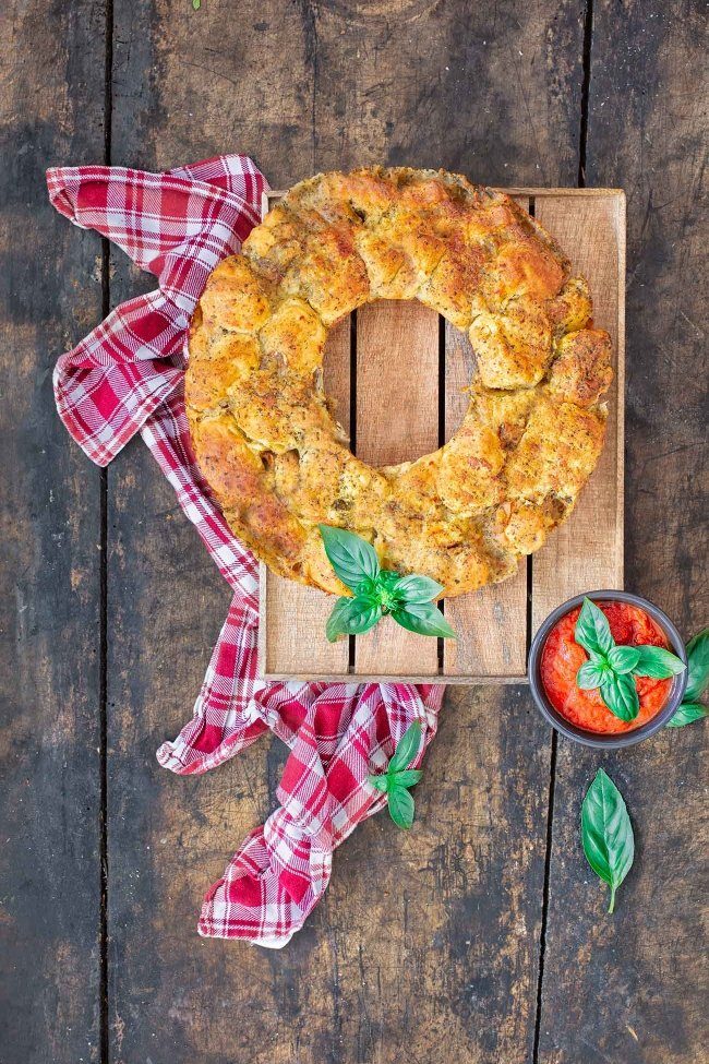 Im Sommer brauchen wir einfache, schnelle Rezepte um die schönen Sommerabende zu genießen. Das „easy peasy“ Pull apart Brot ist in 10 Minuten vorbereitet und randgefüllt mit leckeren Zutaten.