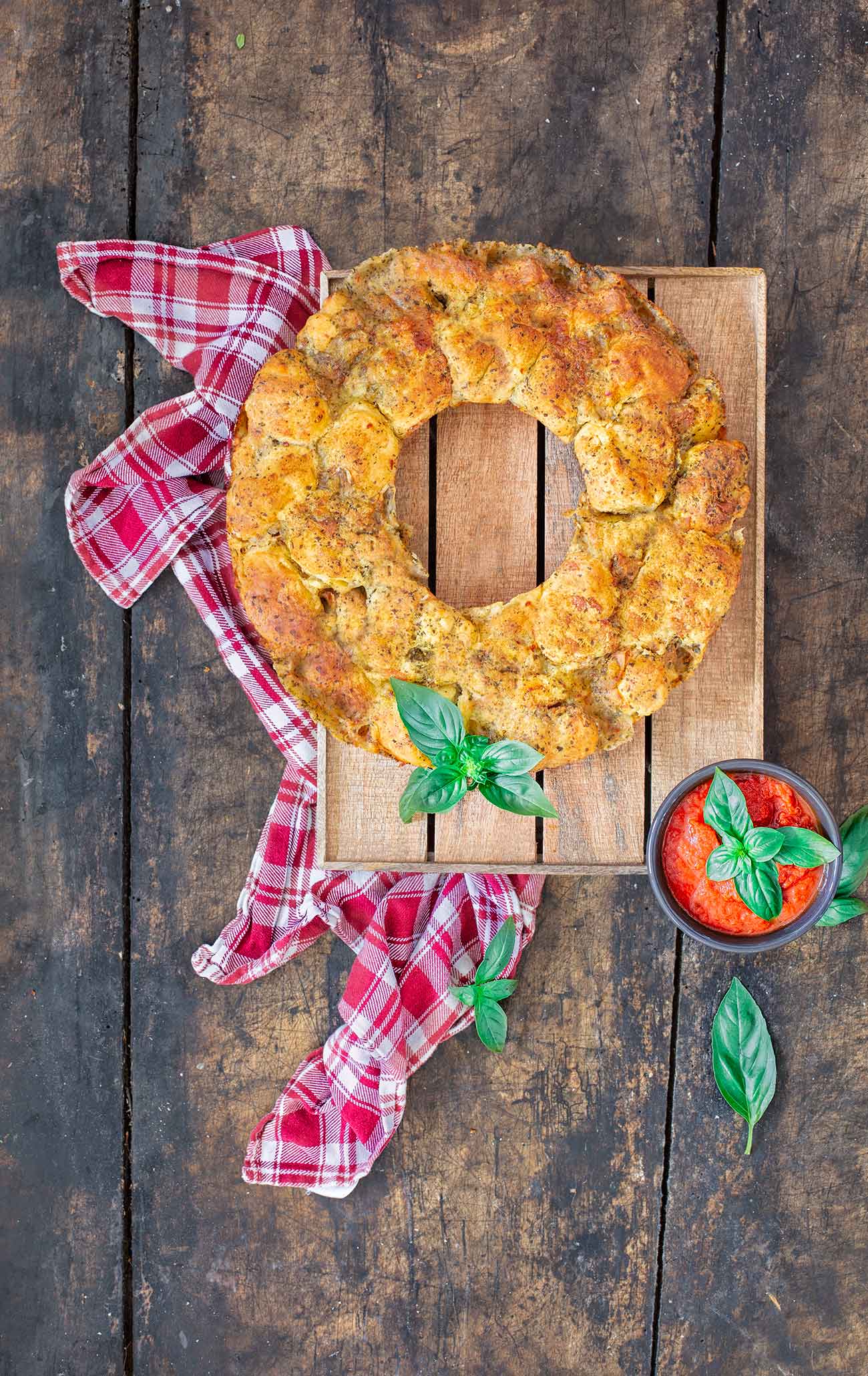 Im Sommer brauchen wir einfache, schnelle Rezepte um die schönen Sommerabende zu genießen. Das „easy peasy“ Pull apart Brot ist in 10 Minuten vorbereitet und randgefüllt mit leckeren Zutaten. 