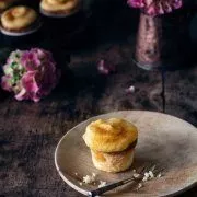 Wenn Du Dich einfach nicht entscheiden kannst: Ein saftiger Cupcake oder eine Crème brûlée? Ich sag mal so: Die Entscheidung ist doch gar nicht so schwer: Crème brûlée Cupcakes sind die Lösung.