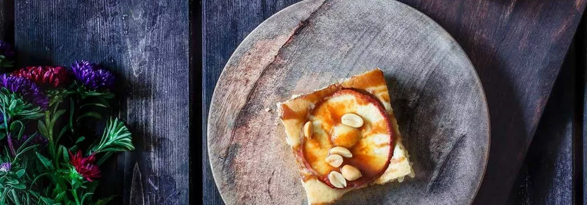 Heute gibt es was aufs Blech. Einen ganz simplen Apfel-Blechkuchen, der mit Erdnüssen und Salzkaramell aufgemotzt wird.