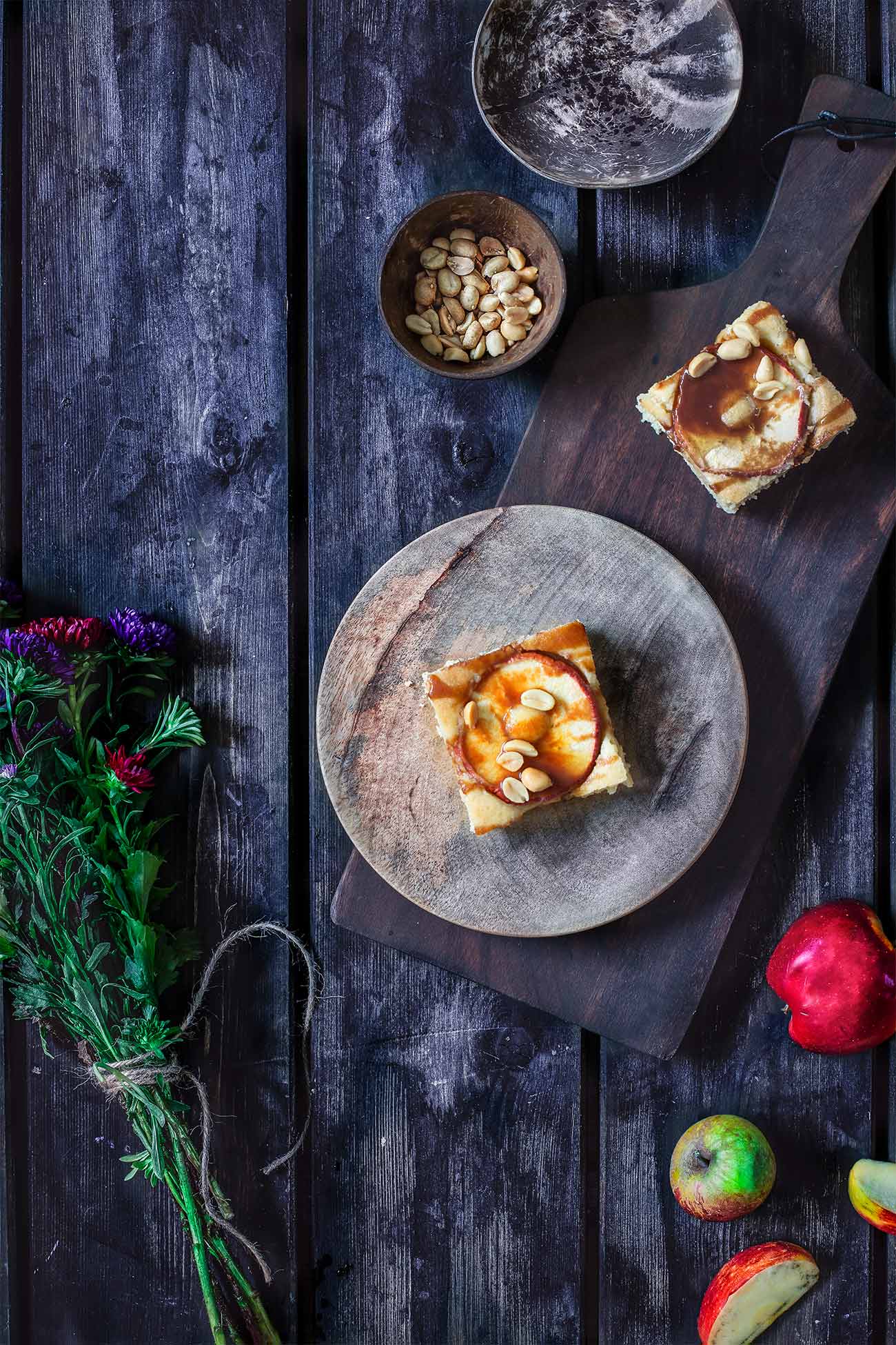 Heute gibt es was aufs Blech. Einen ganz simplen Apfel-Blechkuchen, der mit Erdnüssen und Salzkaramell aufgemotzt wird. 