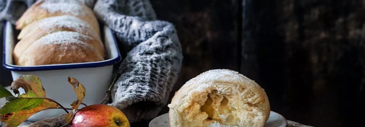 Brioche gefülltmit Äpfeln