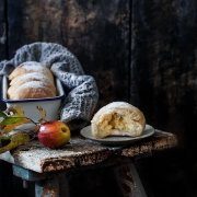 Brioche gefülltmit Äpfeln