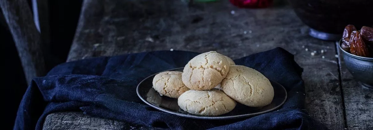 Ghriba-Mandelkekse mit Sesam Heute gibt es Kekse. Nicht nur irgendwelche Kekse, sondern ein Rezept aus meinem neuen Koch- und Backbuch „Marrakesch“. Dazu ein paar Insights zu meinem Buch.