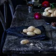Ghriba-Mandelkekse mit Sesam Heute gibt es Kekse. Nicht nur irgendwelche Kekse, sondern ein Rezept aus meinem neuen Koch- und Backbuch „Marrakesch“. Dazu ein paar Insights zu meinem Buch.