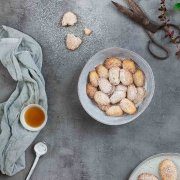 Honig - Madeleines Die hab ich schon so lange nicht mehr gemacht. Eigentlich schon viel zu lange nicht mehr. Und dabei sind sie schnell gemacht und in ihrer Einfachheit einfach unwiderstehlich lecker. Ich bin wieder verliebt in die Madeleines.