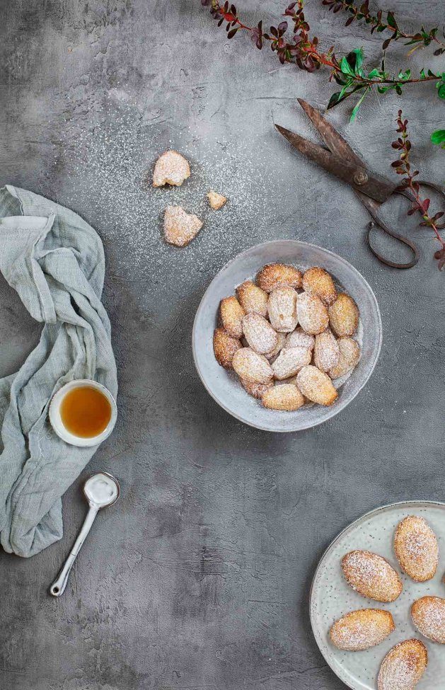 Honig - Madeleines Die hab ich schon so lange nicht mehr gemacht. Eigentlich schon viel zu lange nicht mehr. Und dabei sind sie schnell gemacht und in ihrer Einfachheit einfach unwiderstehlich lecker. Ich bin wieder verliebt in die Madeleines.