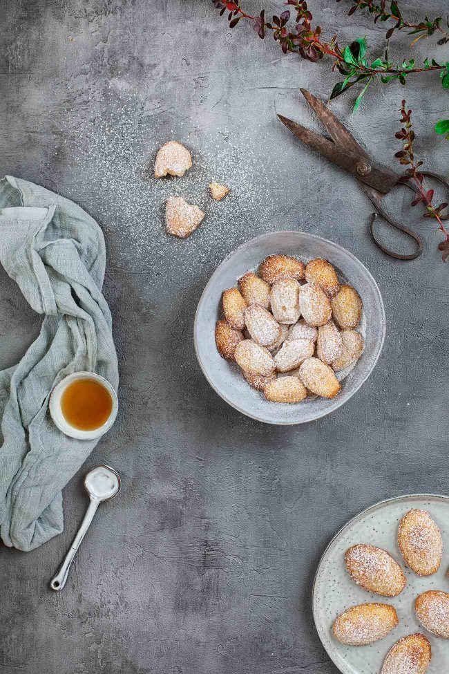 Honig - Madeleines Die hab ich schon so lange nicht mehr gemacht. Eigentlich schon viel zu lange nicht mehr. Und dabei sind sie schnell gemacht und in ihrer Einfachheit einfach unwiderstehlich lecker. Ich bin wieder verliebt in die Madeleines.