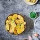 Glasierte Kokos-Kartoffeln Ich hab mir dieses Jahr fest vorgenommen mehr Kartoffeln zu essen. Irgendwie sind diese bei uns in Vergessenheit geraten. Und dabei sind sie so lecker. Ich starte mal mit cremigen Kokos-Kartoffeln. Und auf dem Blog erfahrt ihr auch, warum ich mehr aus „der Erde“ essen muss.