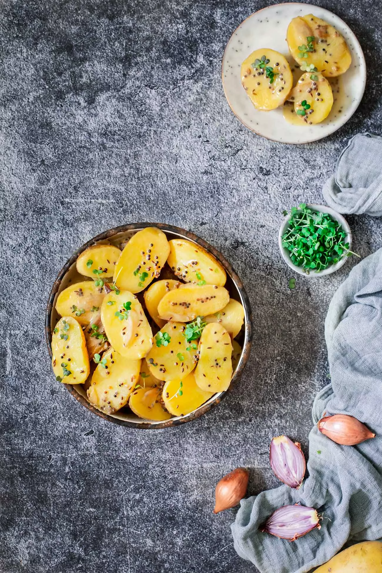 Glasierte Kokos-Kartoffeln Ich hab mir dieses Jahr fest vorgenommen mehr Kartoffeln zu essen. Irgendwie sind diese bei uns in Vergessenheit geraten. Und dabei sind sie so lecker. Ich starte mal mit cremigen Kokos-Kartoffeln. Und auf dem Blog erfahrt ihr auch, warum ich mehr aus „der Erde“ essen muss. 