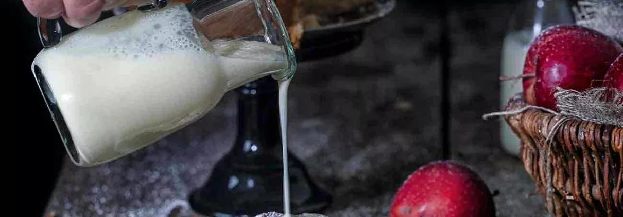 Das ist er: Mein Lieblings-Apfelkuchen. Er ist vollgepackt mit knackigen Äpfeln, saftig und hat eine leckere Zuckerkruste. Mehr Apfelkuchen geht nicht.