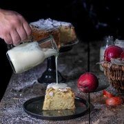 Das ist er: Mein Lieblings-Apfelkuchen. Er ist vollgepackt mit knackigen Äpfeln, saftig und hat eine leckere Zuckerkruste. Mehr Apfelkuchen geht nicht.