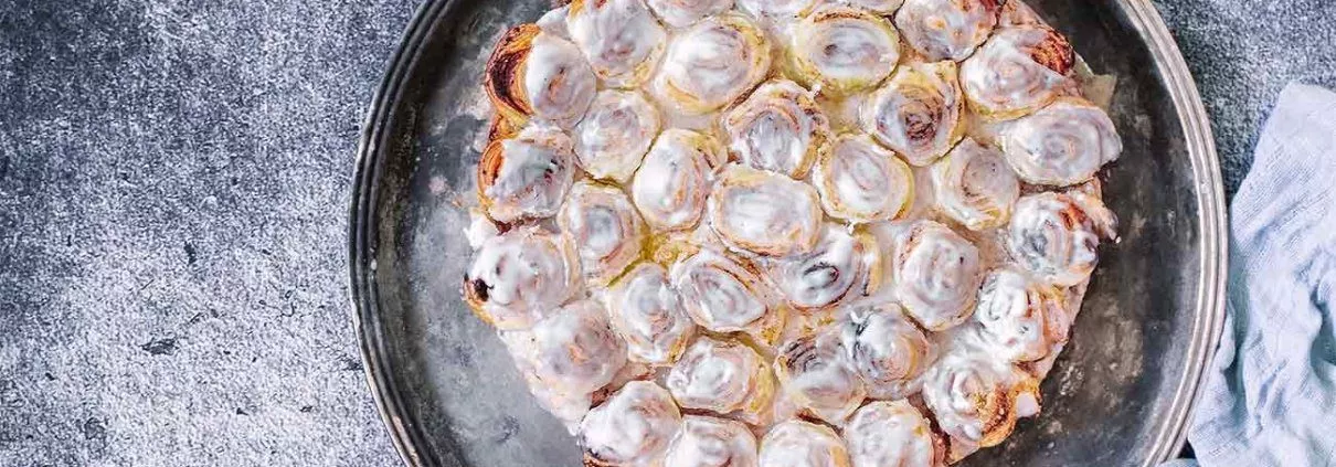 Apfelkuchen mit Zimtschnecken-Topping „Ich will einen Apfelkuchen“, ruft es aus dem Wohnzimmer. „Ich will aber Zimtschnecken“, ertönt es noch lauter aus dem Kinderzimmer. Immer dasselbe. Ich stampfe dann wütend ins Obergeschoss, setze mich an den Tisch, trinke einen Kaffee und atme tief durch. Und fange an zu backen. Ich entscheide: Es gibt einen Apfelkuchen mit Zimtschnecken obendrauf.