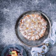 Apfelkuchen mit Zimtschnecken-Topping „Ich will einen Apfelkuchen“, ruft es aus dem Wohnzimmer. „Ich will aber Zimtschnecken“, ertönt es noch lauter aus dem Kinderzimmer. Immer dasselbe. Ich stampfe dann wütend ins Obergeschoss, setze mich an den Tisch, trinke einen Kaffee und atme tief durch. Und fange an zu backen. Ich entscheide: Es gibt einen Apfelkuchen mit Zimtschnecken obendrauf.