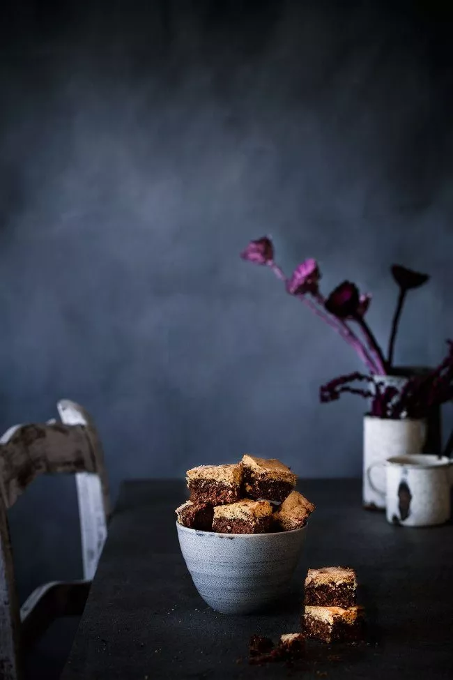 Wer Kekse und Brownies mag, kommt jetzt voll auf seine Kosten: Saftige Brownies mit einem knackigen Keks obendrauf.