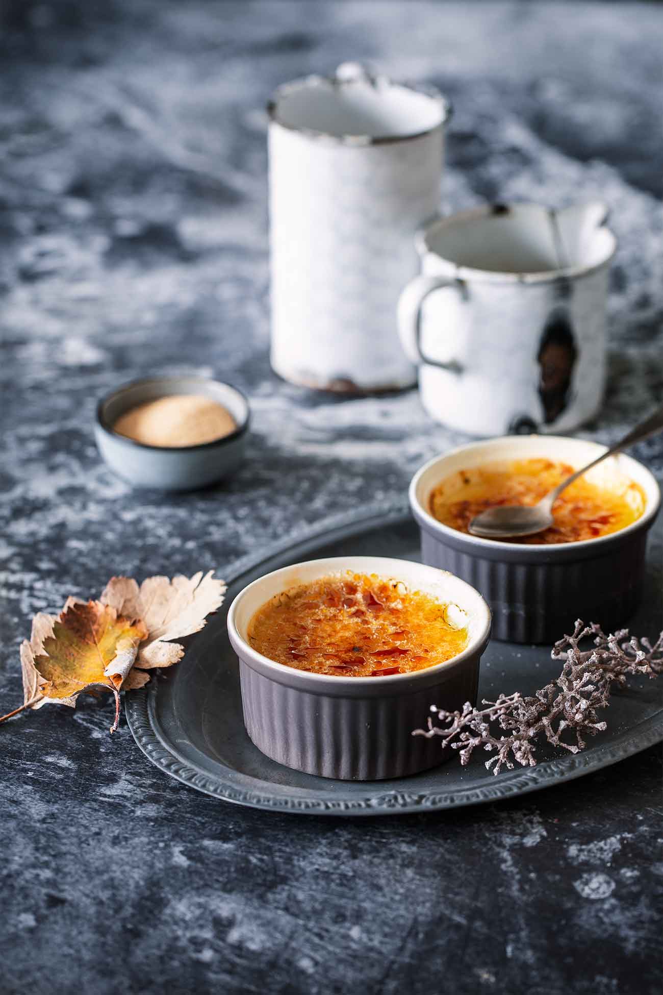 Eierlikör Crème brûlée Also, ich bin schon (wieder) soweit. So langsam kann der Eierlikör wieder rausgeholt werden, oder? In heißer Milch mit Sahne als Vorbote für den Glühwein zum Beispiel.  Oder eben auch als crème brûlée mit knackiger Kruste. 