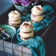 Vanille-Karamellpudding Heute ist so ein Tag: kein aufwendiges Kochen, kein Chichi – sondern nur was Cremiges mit Vanille und Karamell. Und das am besten auf dem Sofa, mit Wolldecke und einer spannenden Serie (obwohl mir die langsam ausgehen)....