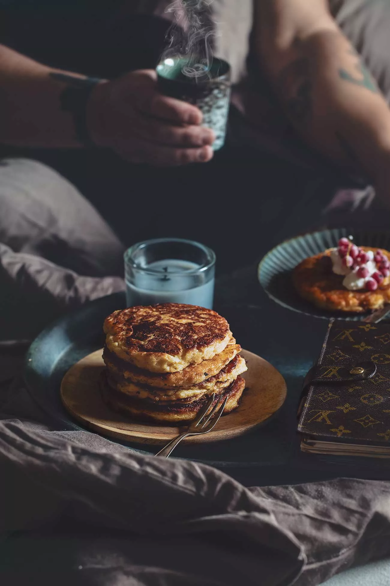 Zwieback quark pancakes Zwieback- Quark-Pfannkuchen Guten Morgen! Also, ich bleib noch etwas im Bett. Mit einem Berg voll knuspriger Pfannkuchen. 