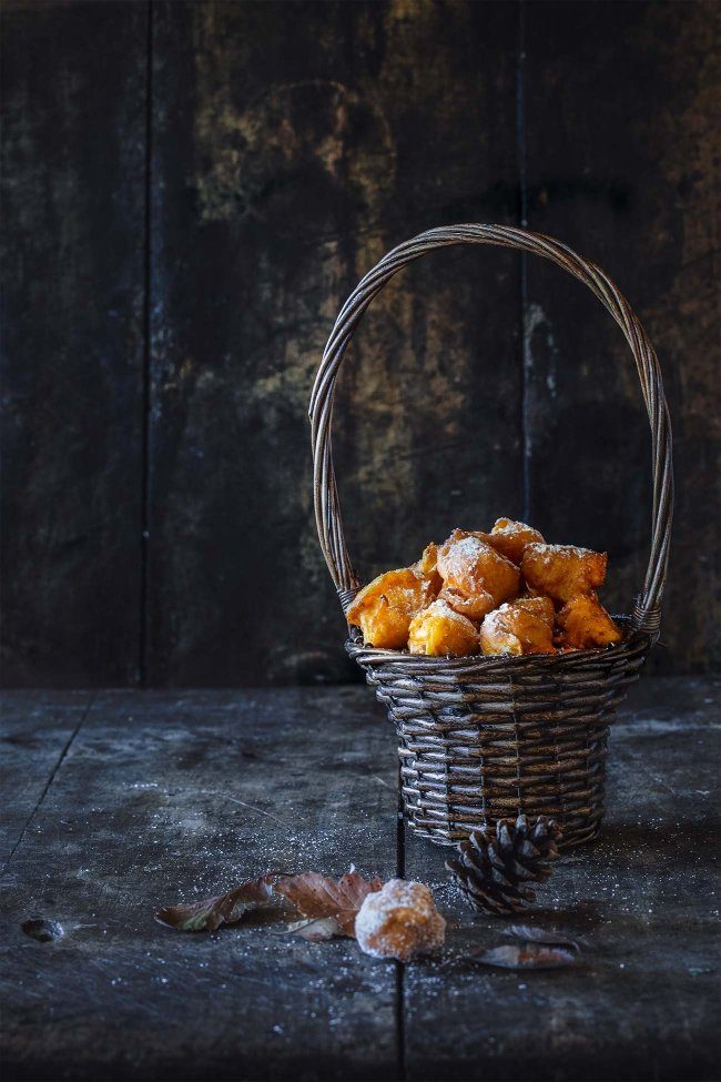 Da lag er nun, der Kürbis. Noch hatte ich keine Idee was aus ihm mal werden würde. Aber dann... herausgekommen sind süße, frittierte Bällchen. Einen ganzen Korb voll.