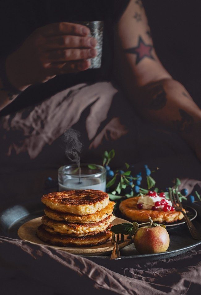 Zwieback- Quark-Pfannkuchen Guten Morgen! Also, ich bleib noch etwas im Bett. Mit einem Berg voll knuspriger Pfannkuchen.