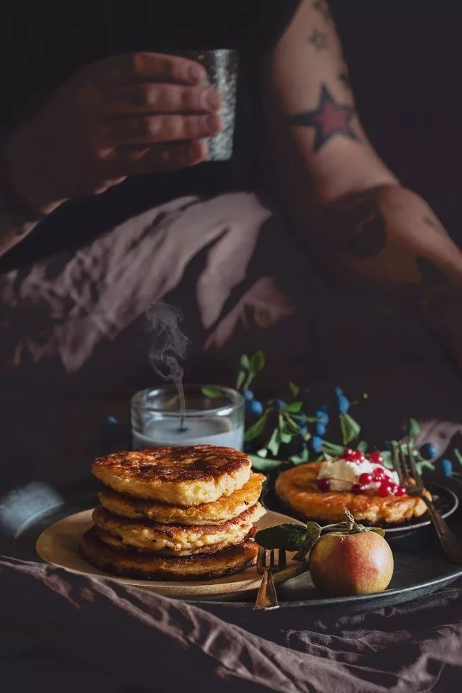 Zwieback- Quark-Pfannkuchen Guten Morgen! Also, ich bleib noch etwas im Bett. Mit einem Berg voll knuspriger Pfannkuchen.