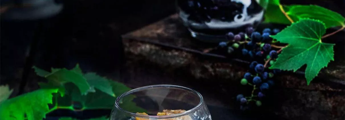Trauben Dessert mit Traubensirup und karamellisierten Pistazien
