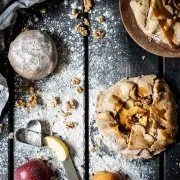 Apfel-Karamell Galette Ich hab in einer Zeitschrift gelesen, dass Galettes jetzt wieder total „IN“ sein sollen. Kann aber auch eine Zeitschrift vom letzten Jahr gewesen sein. Ist mir eigentlich auch egal, denn Lebensmittel sollten keinen Trends unterstehen. Ich weiß nur, dass diese warme, nach Apfel duftende Galette mit Karamellsoße unwiderstehlich schmeckt.