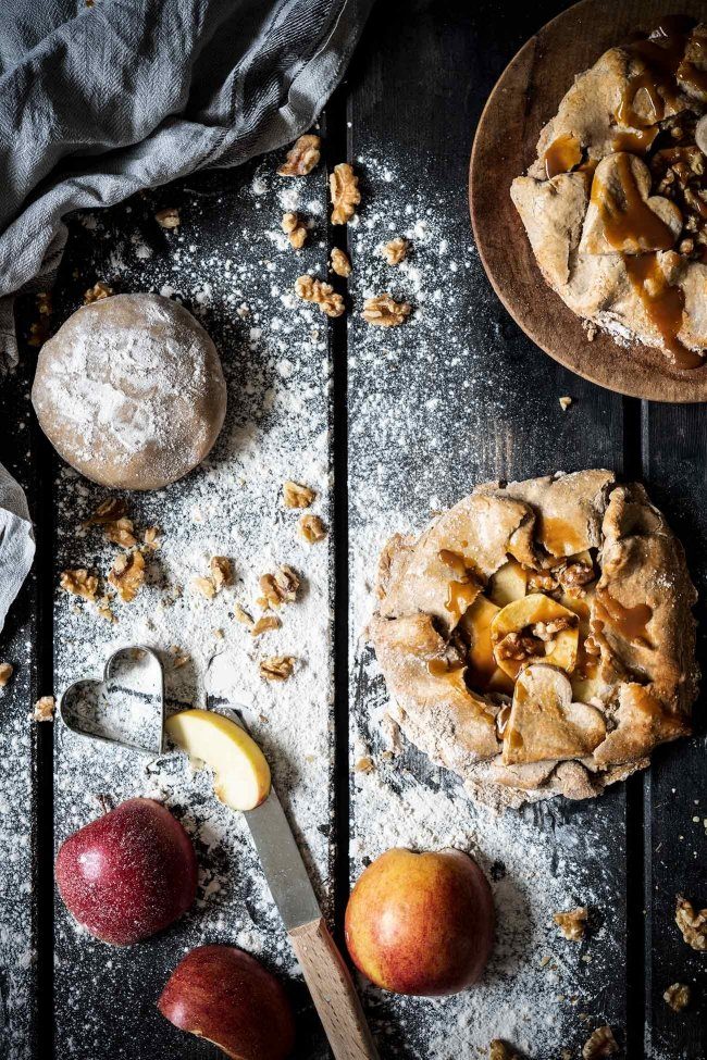 Apfel-Karamell Galette Ich hab in einer Zeitschrift gelesen, dass Galettes jetzt wieder total „IN“ sein sollen. Kann aber auch eine Zeitschrift vom letzten Jahr gewesen sein. Ist mir eigentlich auch egal, denn Lebensmittel sollten keinen Trends unterstehen. Ich weiß nur, dass diese warme, nach Apfel duftende Galette mit Karamellsoße unwiderstehlich schmeckt.