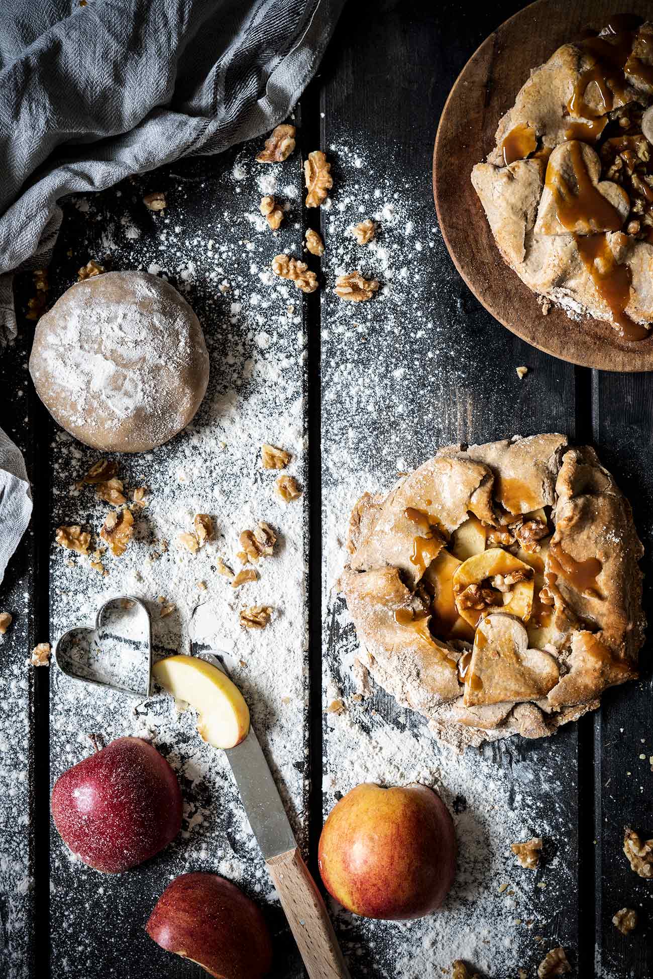 Apfel-Karamell Galette  Ich hab in einer Zeitschrift gelesen, dass Galettes jetzt wieder total „IN“ sein sollen. Kann aber auch eine Zeitschrift vom letzten Jahr gewesen sein. Ist mir eigentlich auch egal, denn Lebensmittel sollten keinen Trends unterstehen. Ich weiß nur, dass diese warme, nach Apfel duftende Galette mit Karamellsoße unwiderstehlich schmeckt. 