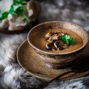 Waldpilzsuppe Bei einer Außentemperatur von minus 8 Grad, vor dem Kamin ein heißes Süppchen genießen, ist Wohlfühl-Luxus. Vorher gab es noch ein „Ruhe-finden-Relax-Bad“ und einen kuscheligen Bademantel. Hört sich toll an, oder? Ganz so romantisch war es aber nicht, die Suppe aber trotzdem ein Knaller.