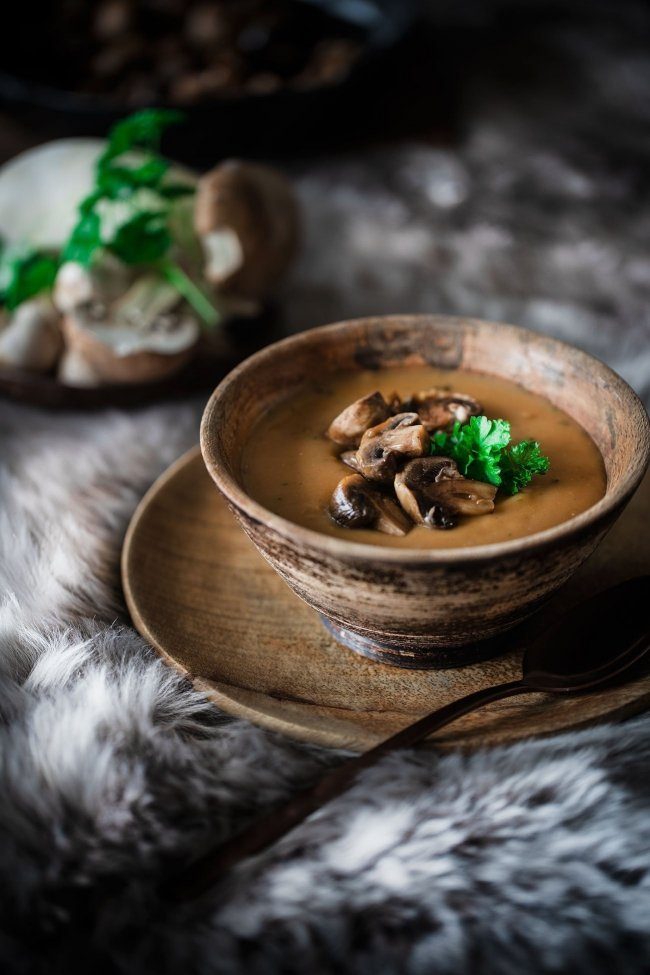 Waldpilzsuppe Bei einer Außentemperatur von minus 8 Grad, vor dem Kamin ein heißes Süppchen genießen, ist Wohlfühl-Luxus. Vorher gab es noch ein „Ruhe-finden-Relax-Bad“ und einen kuscheligen Bademantel. Hört sich toll an, oder? Ganz so romantisch war es aber nicht, die Suppe aber trotzdem ein Knaller.